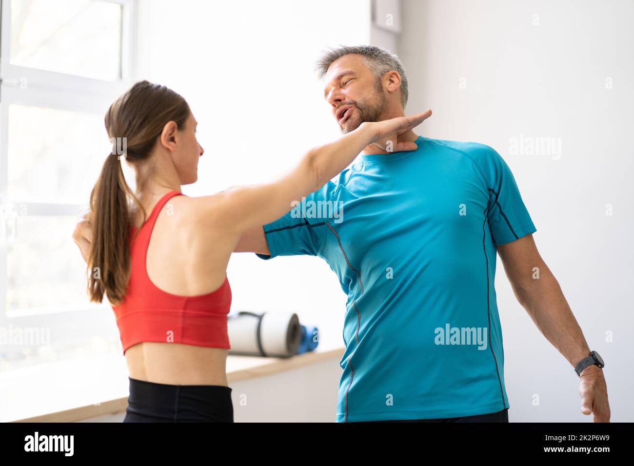 Fight Sparring Fitness Training dans la salle de gym. Puissance féminine Banque D'Images