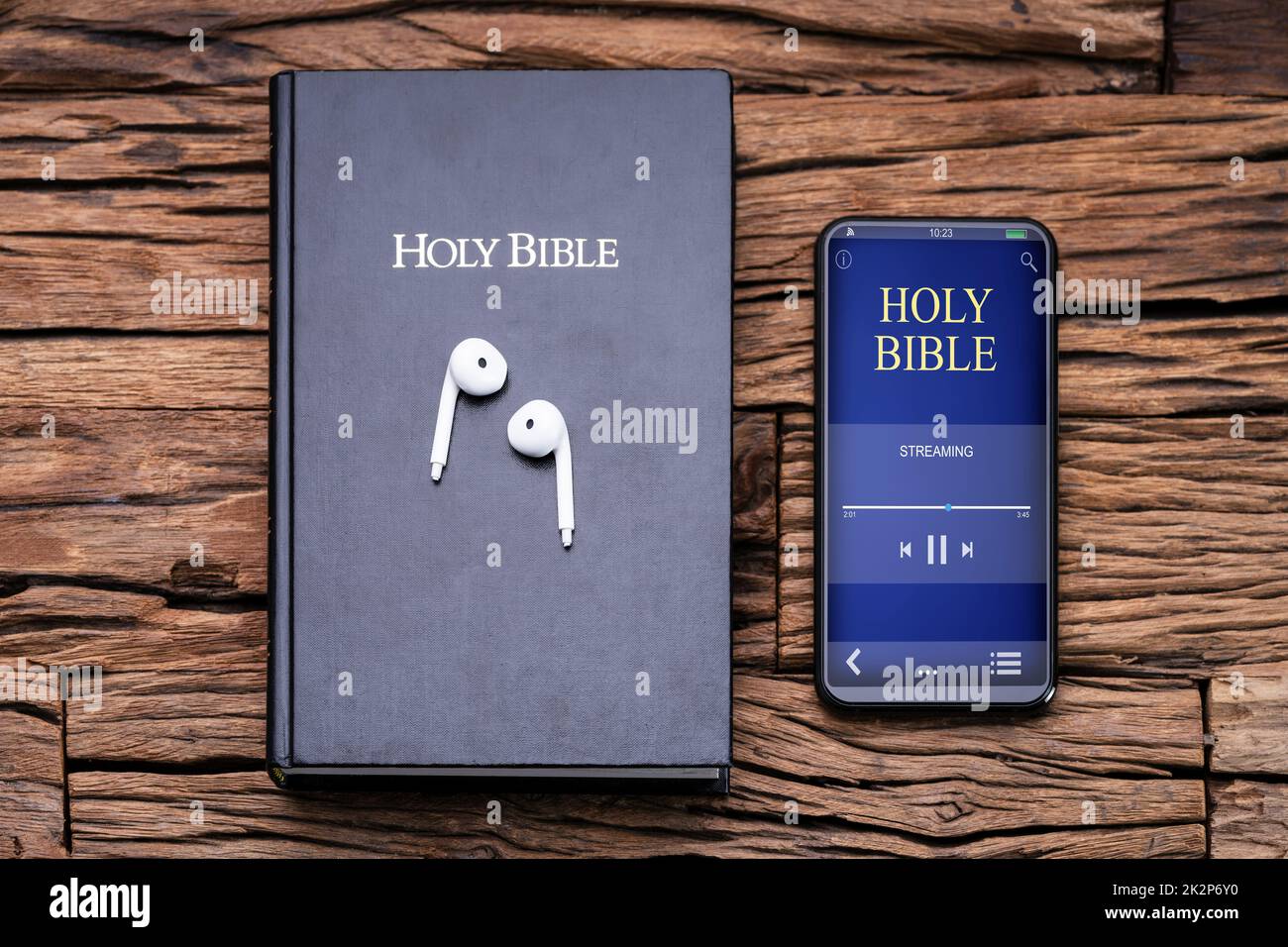 Écouter de la musique biblique au téléphone Banque D'Images
