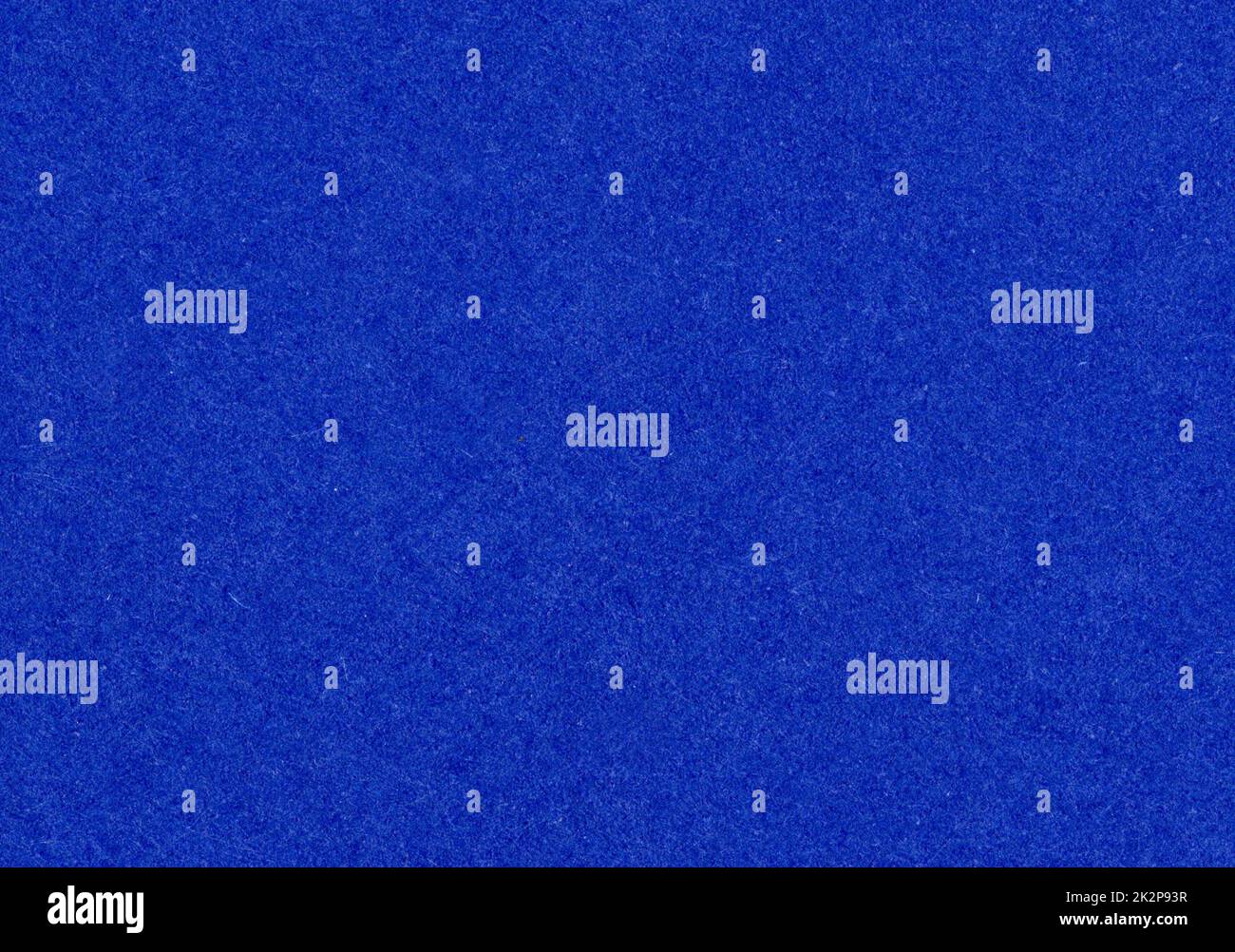 Papier haut de gamme non couché brillant bleu roi foncé texture arrière-plan numérisation de gros plan avec motif de grain de fibre rugueux pour le papier maquette ou fond d'écran de présentation avec espace de copie pour le texte Banque D'Images