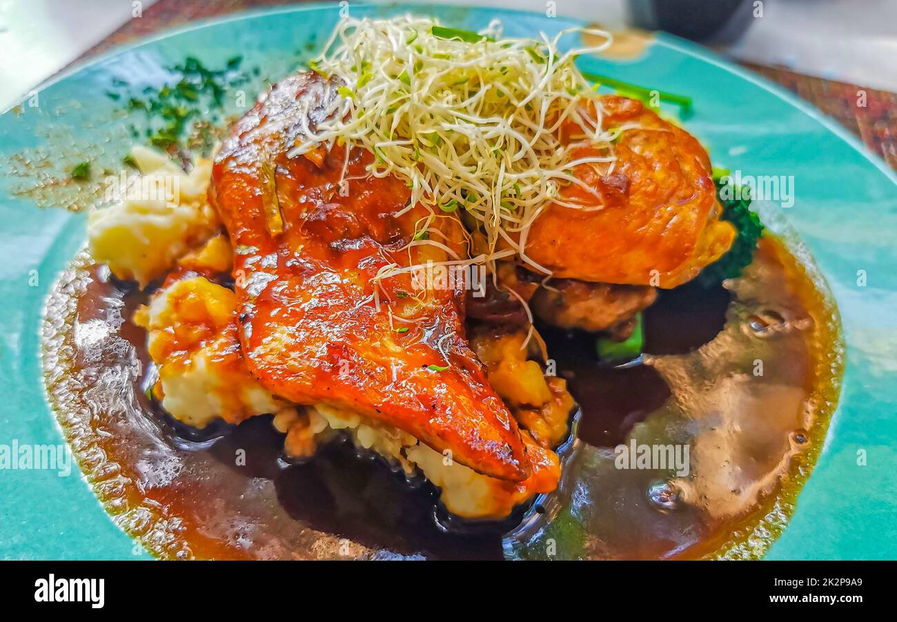 Assiette de nourriture dans le restaurant PapaCharly Playa del Carmen Mexique. Banque D'Images