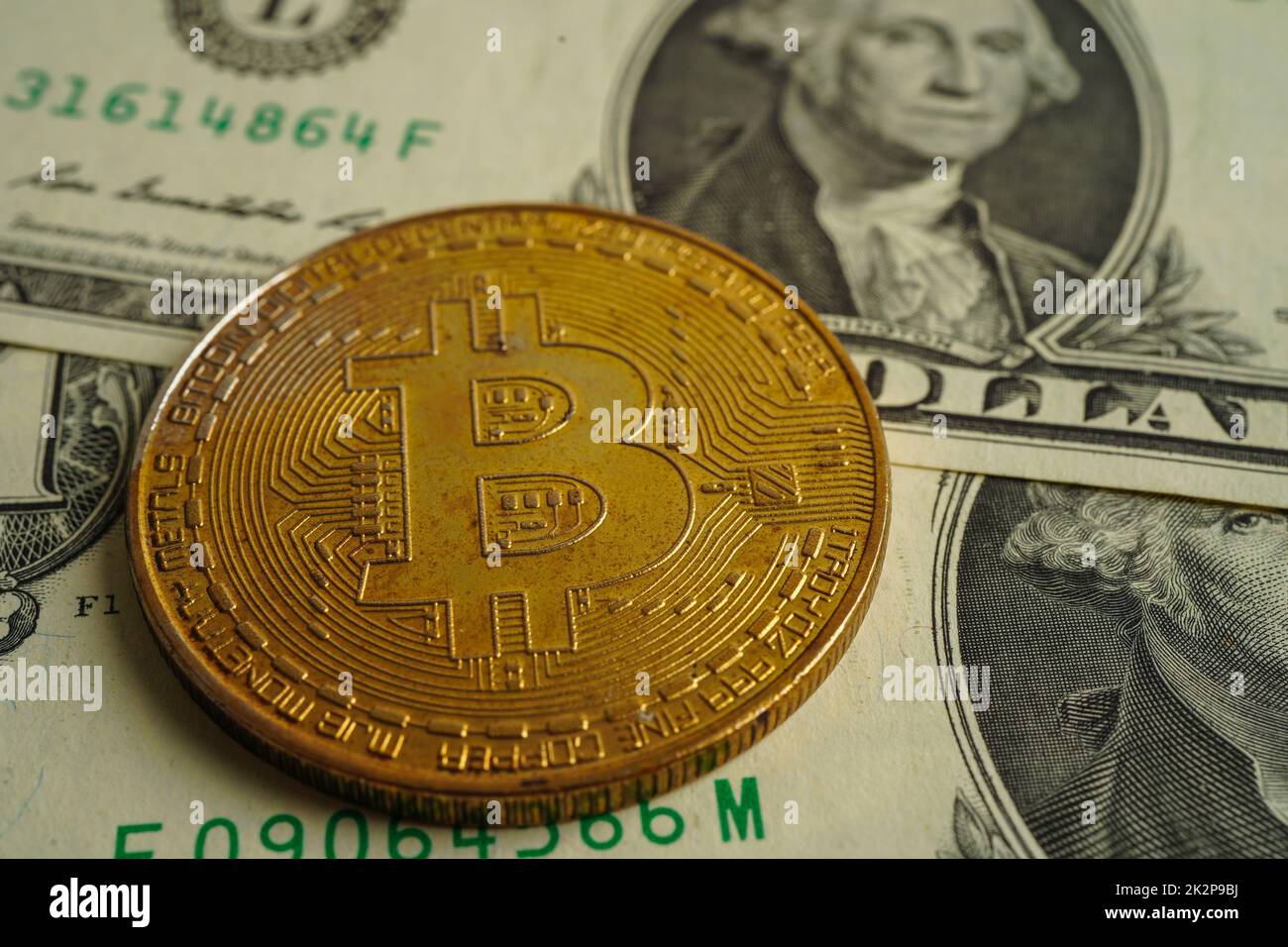 Bitcoin d'or sur les billets en dollars américains argent pour les affaires et le commerce, monnaie numérique, crypto-monnaie virtuelle, technologie blockchain. Banque D'Images