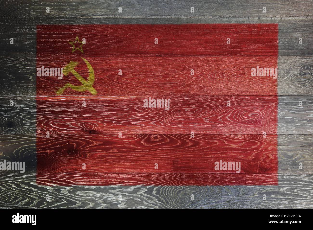 Drapeau de l'URSS sur la vieille surface de bois rustique rouge jaune marteau faucille CCCP Banque D'Images