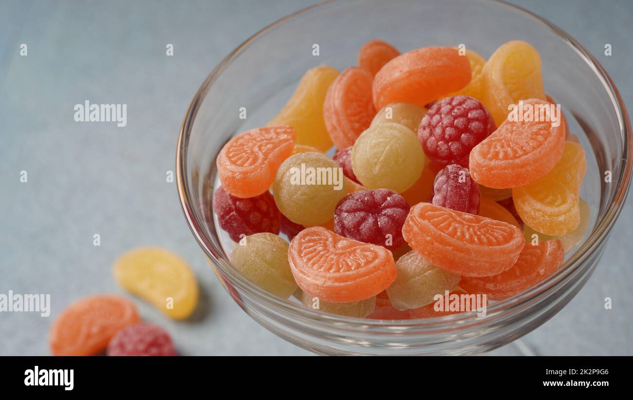 Ðard bonbons aux fruits. Gros plan sur les bonbons aux fruits colorés à succion dure Banque D'Images