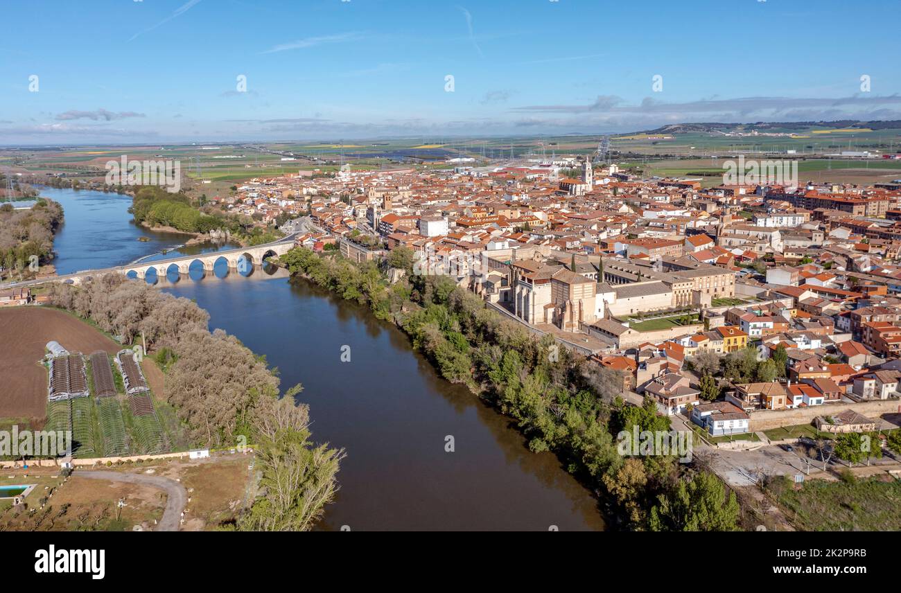 Le village de Tordesillas et le fleuve Douro, Valladolid, Espagne Banque D'Images