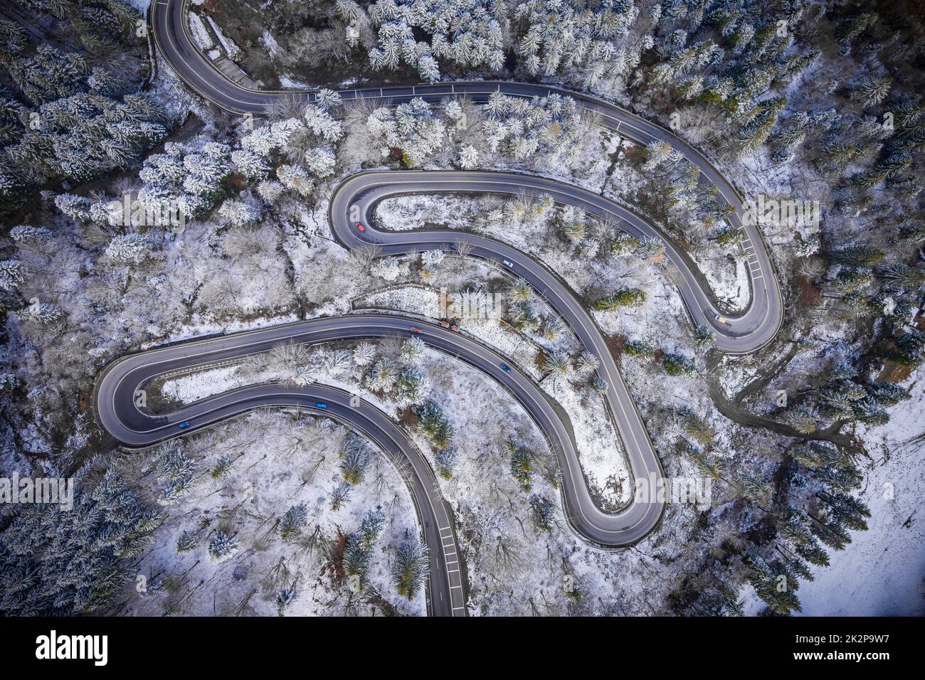 Vue aérienne de drone d'une belle route de montagne Banque D'Images