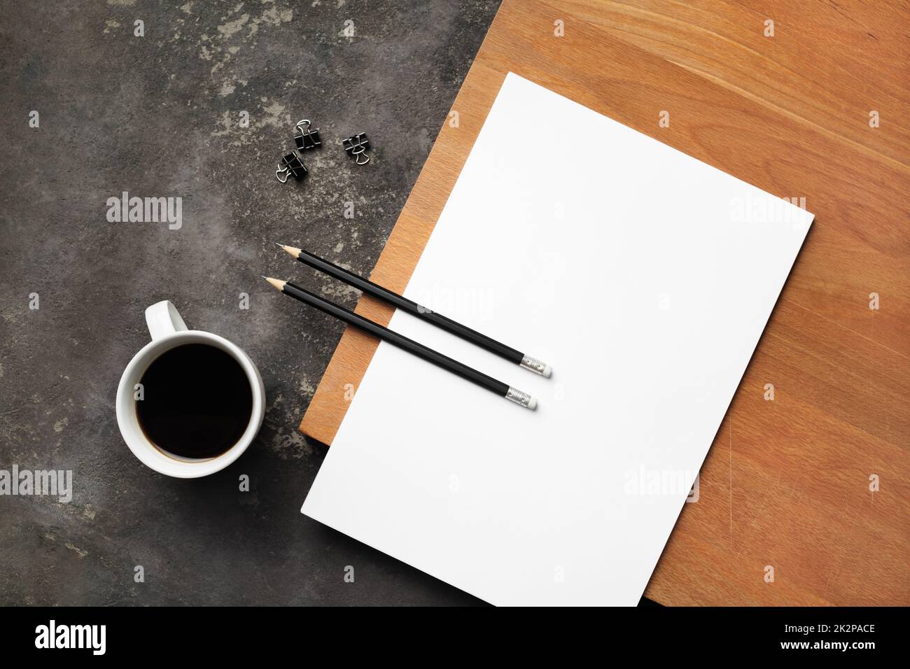 Papier vierge, crayons, tasse à café Banque D'Images