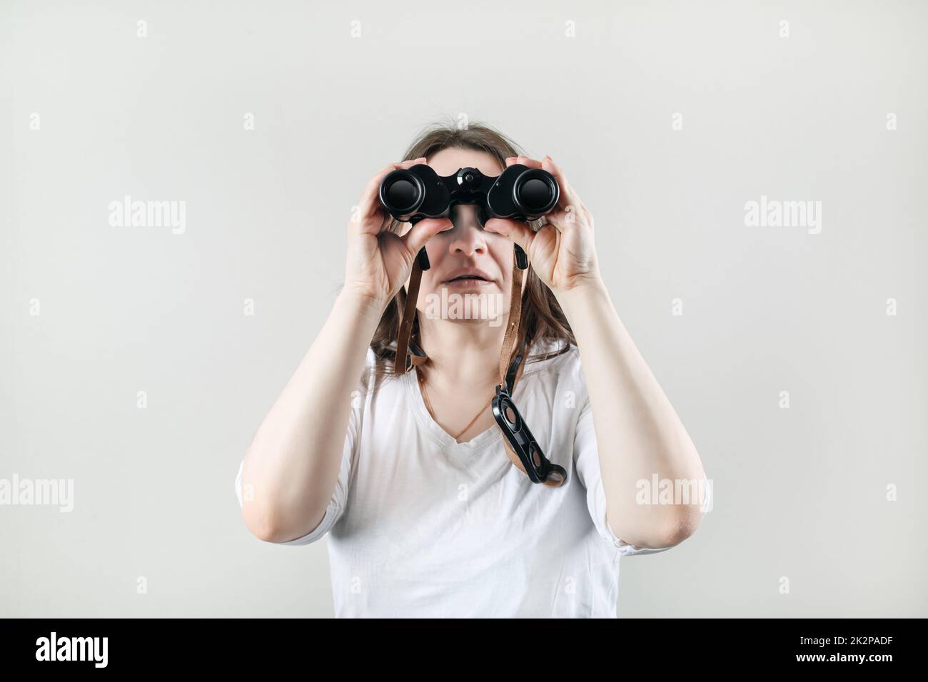 Femme avec binoculaire Banque D'Images