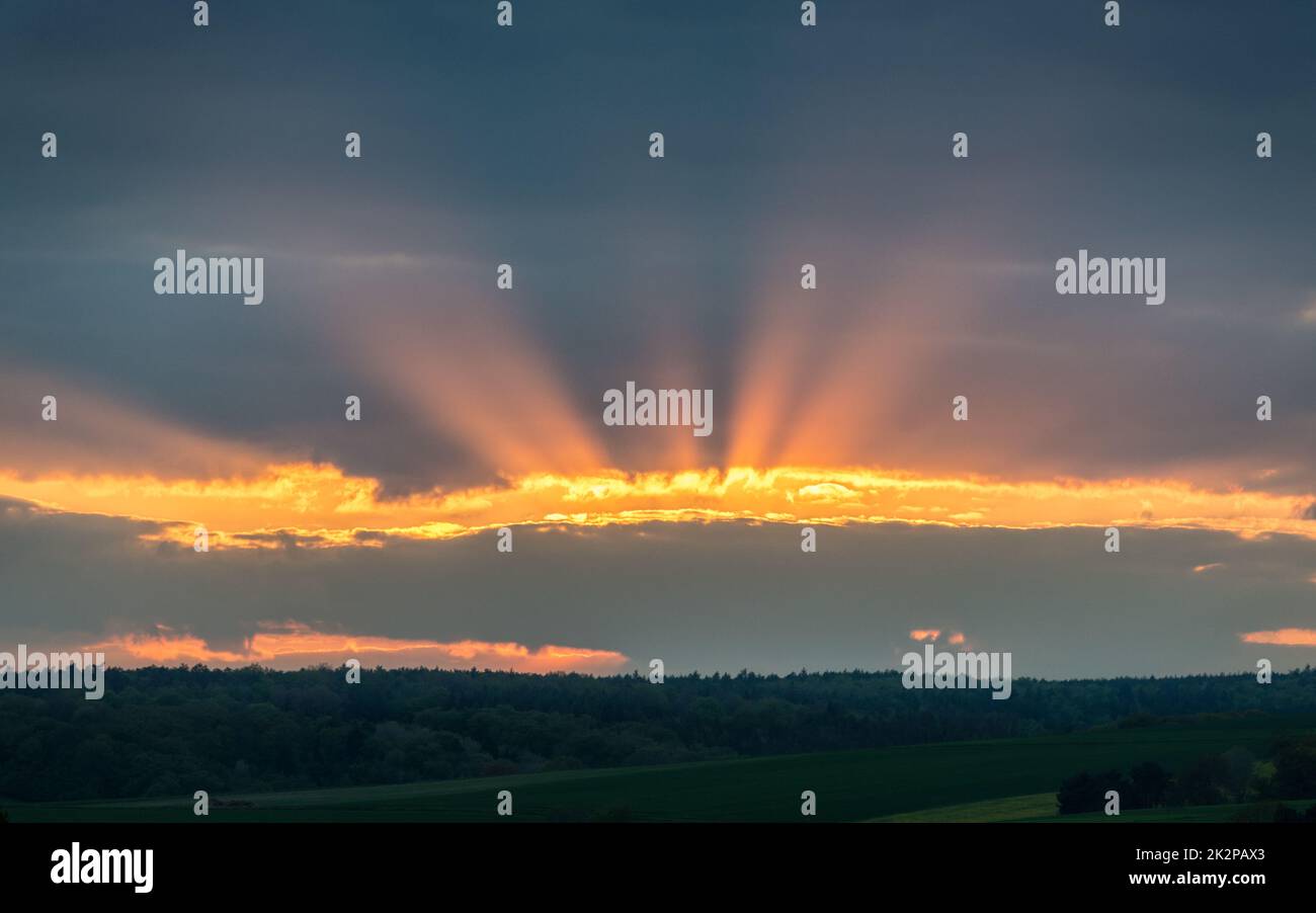 Le soleil se trouve sur un trou dans les nuages du Burgenland Banque D'Images
