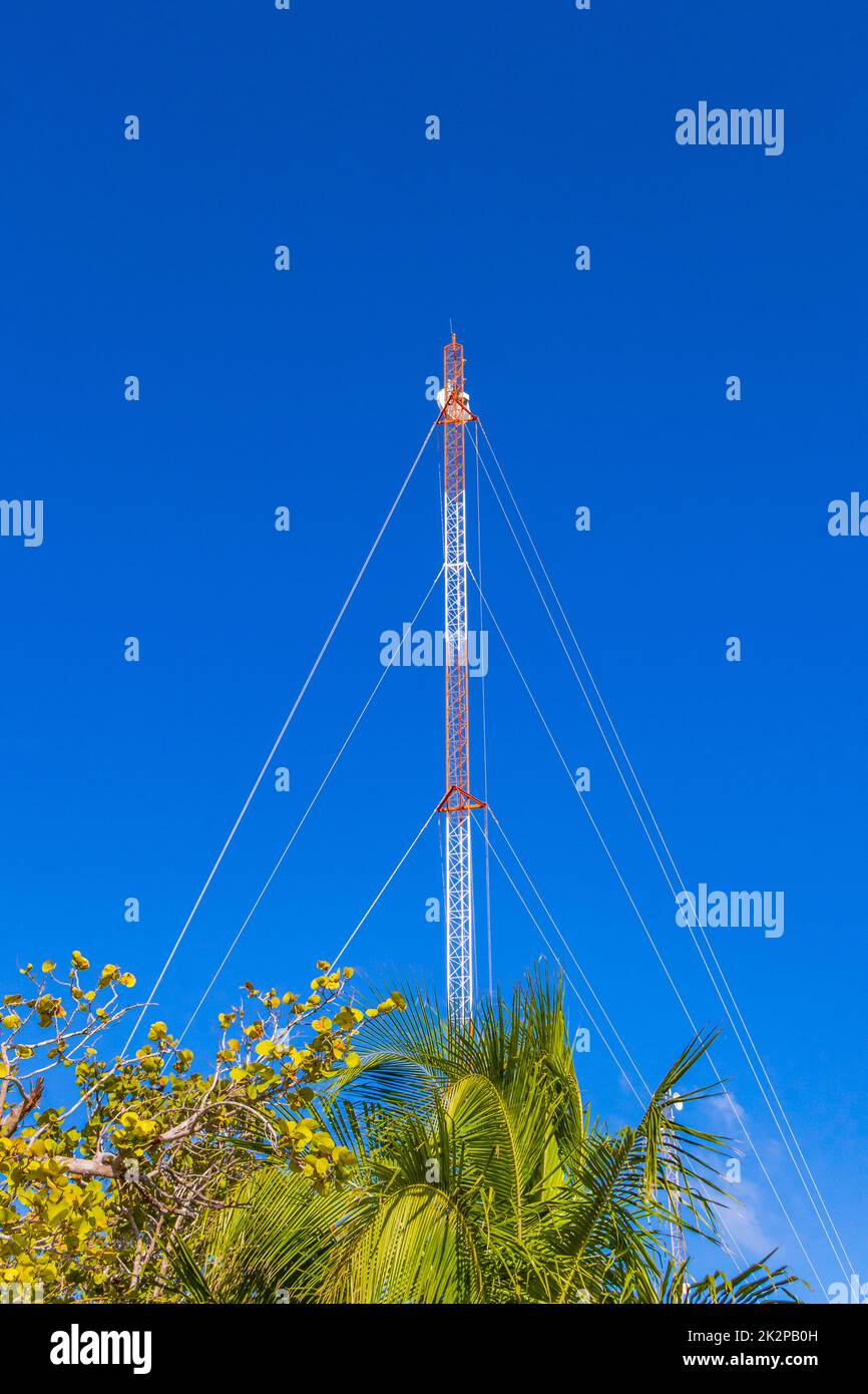 Rouge blanc 5G tour rayonnement à Tulum Mexique. Banque D'Images