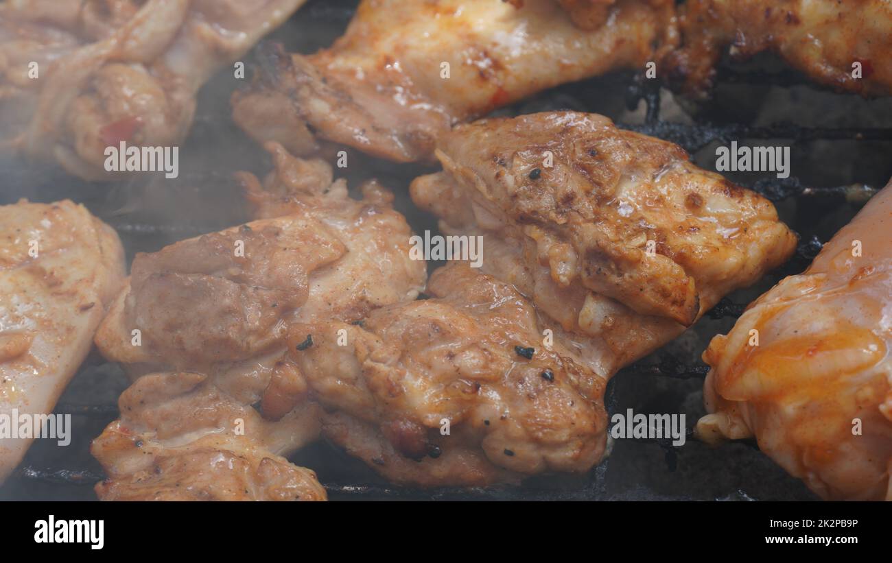 Poulet frais steak viande grillée au feu. Faire un barbecue sur le gril Banque D'Images