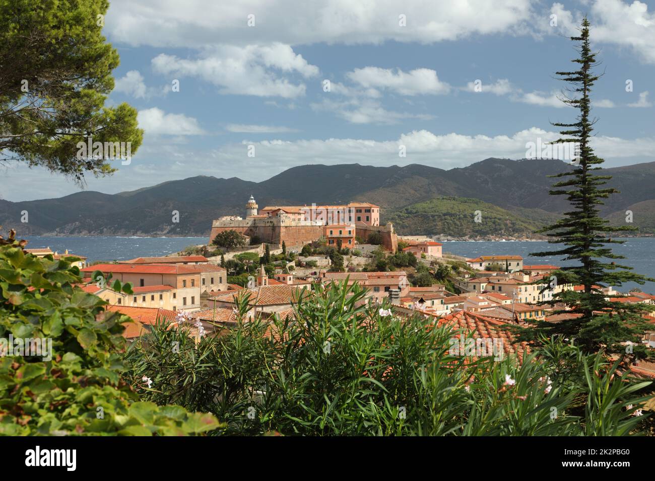 Belle vue dans la vieille ville de Portoferraio avec la forteresse de Stella, île d'Elbe, Toscane, Italie Banque D'Images