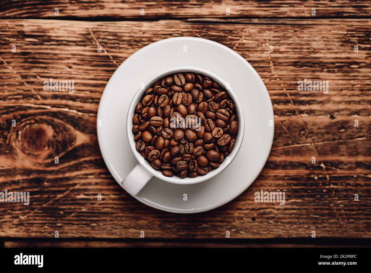 Les grains de café torréfié dans tasse Banque D'Images