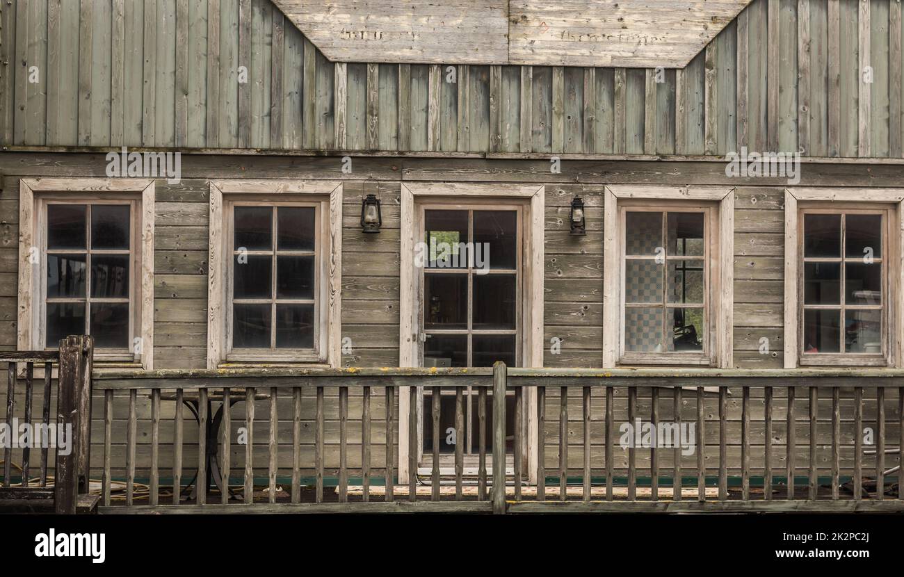 façade avec de nombreuses fenêtres d'une maison dans une ville occidentale Banque D'Images