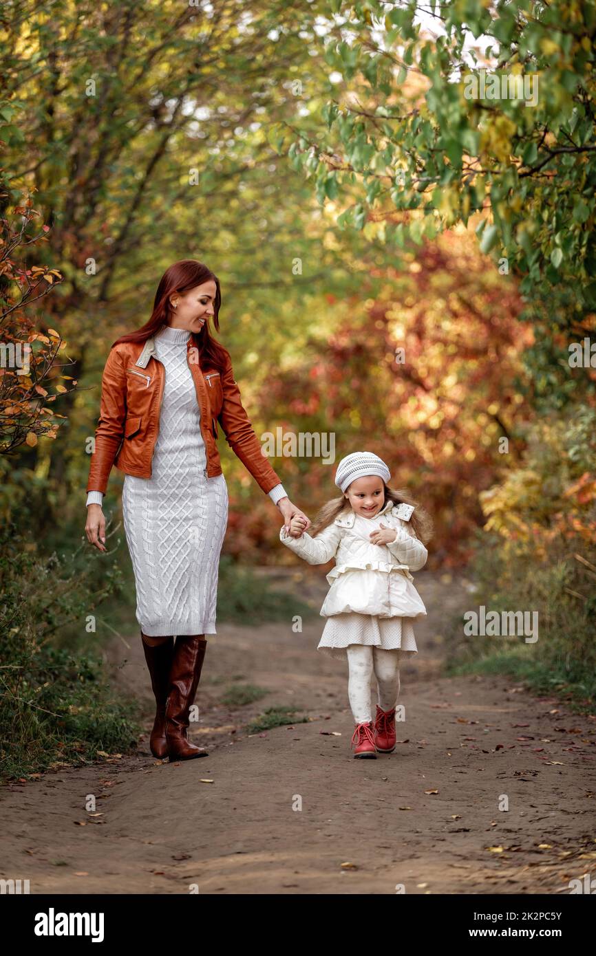 Charmante belle mère promenades avec petite fille girl Banque D'Images