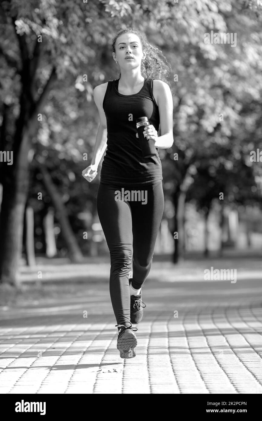 Young attractive woman running Banque D'Images