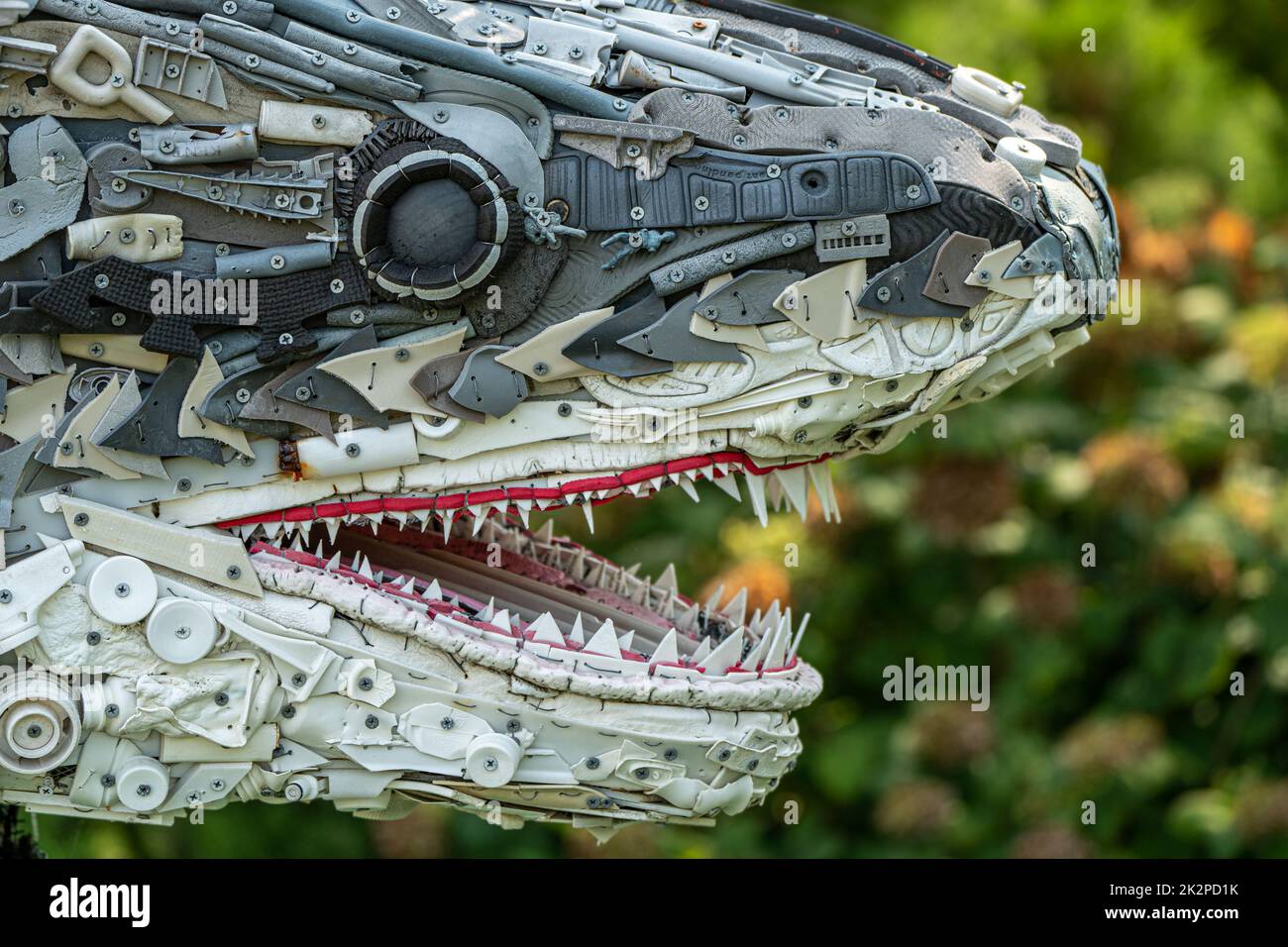 Gros plan d'une sculpture de poisson géante faite de déchets de plastique Banque D'Images