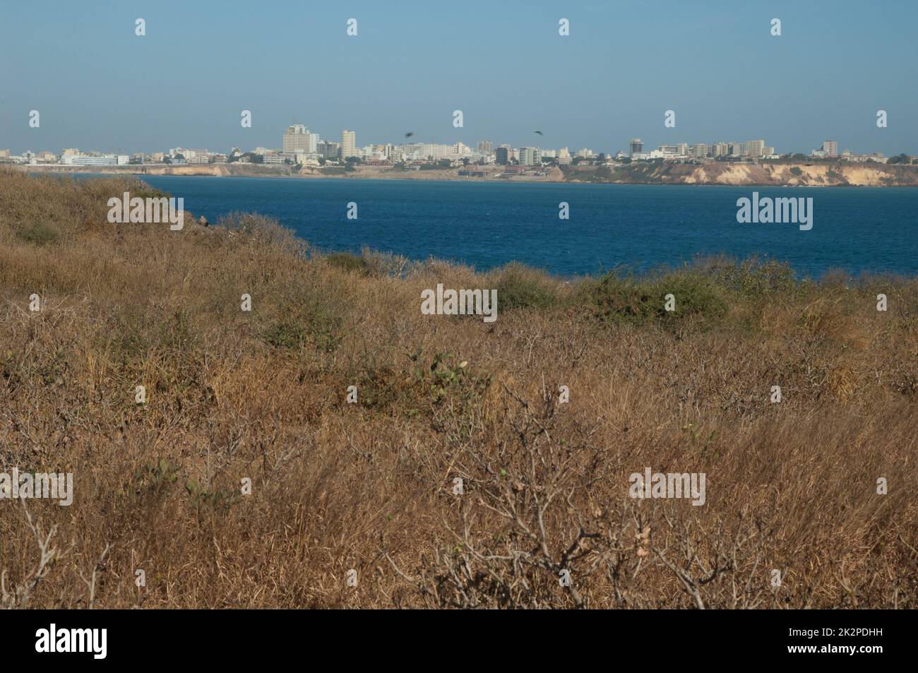 L'île de Sarpan et Dakar en arrière-plan. Banque D'Images