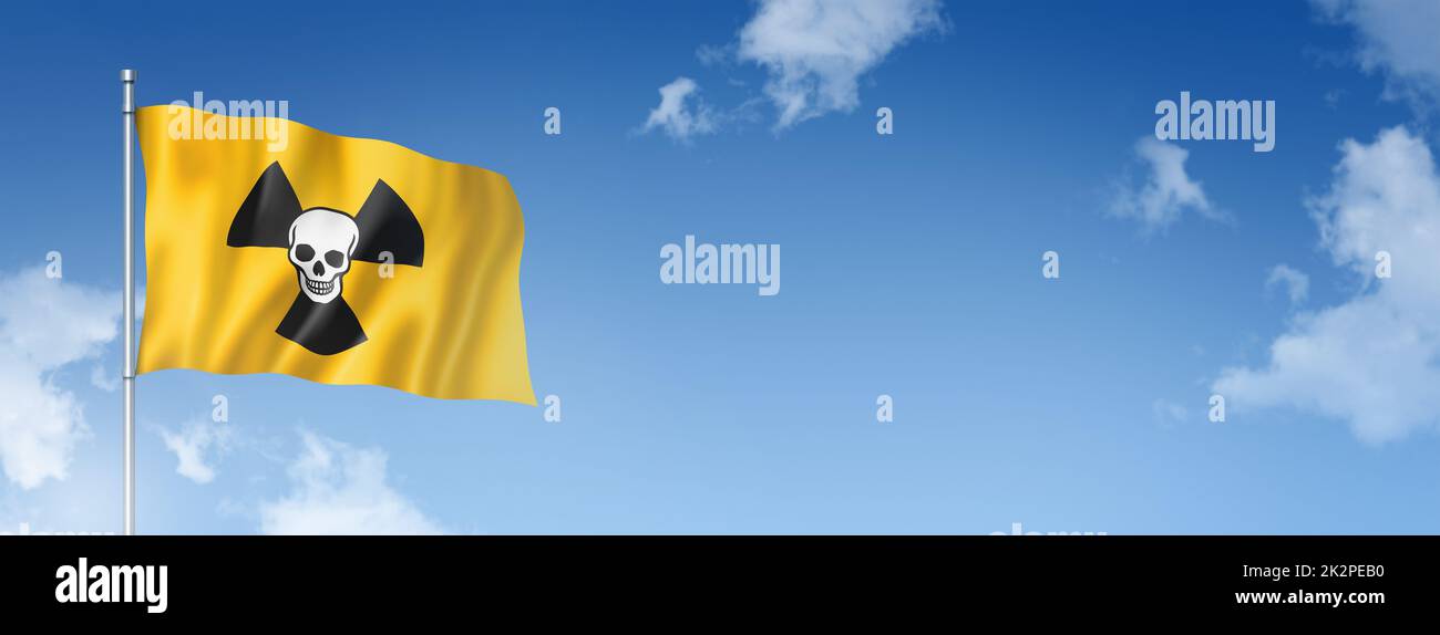 symbole nucléaire radioactif drapeau de la mort isolé sur un ciel bleu. Bannière horizontale Banque D'Images