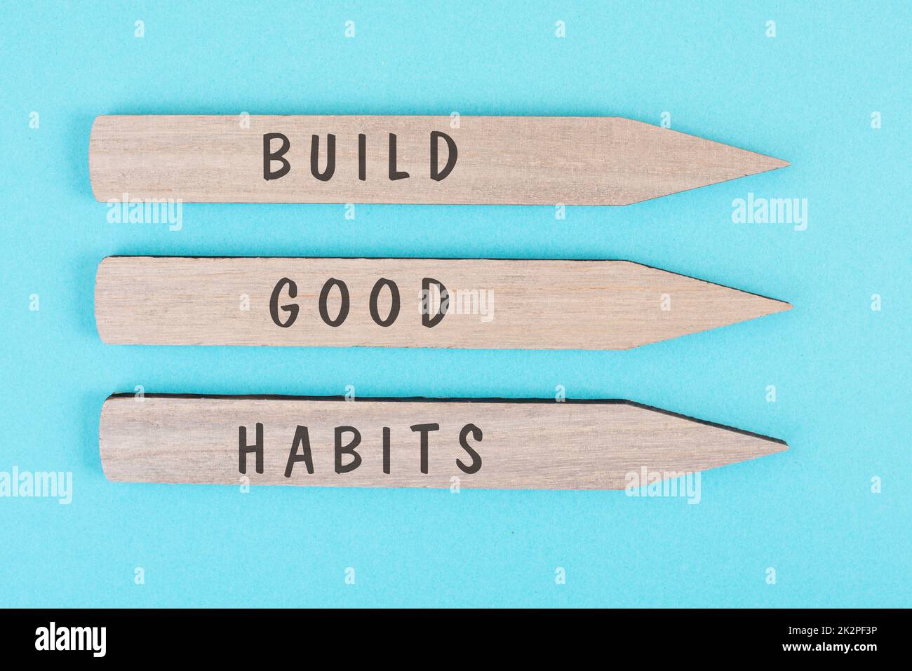 Les mots construire de bonnes habitudes sont debout sur les flèches, changer le style de vie, en bonne santé et positive attidude, concept de motivation Banque D'Images