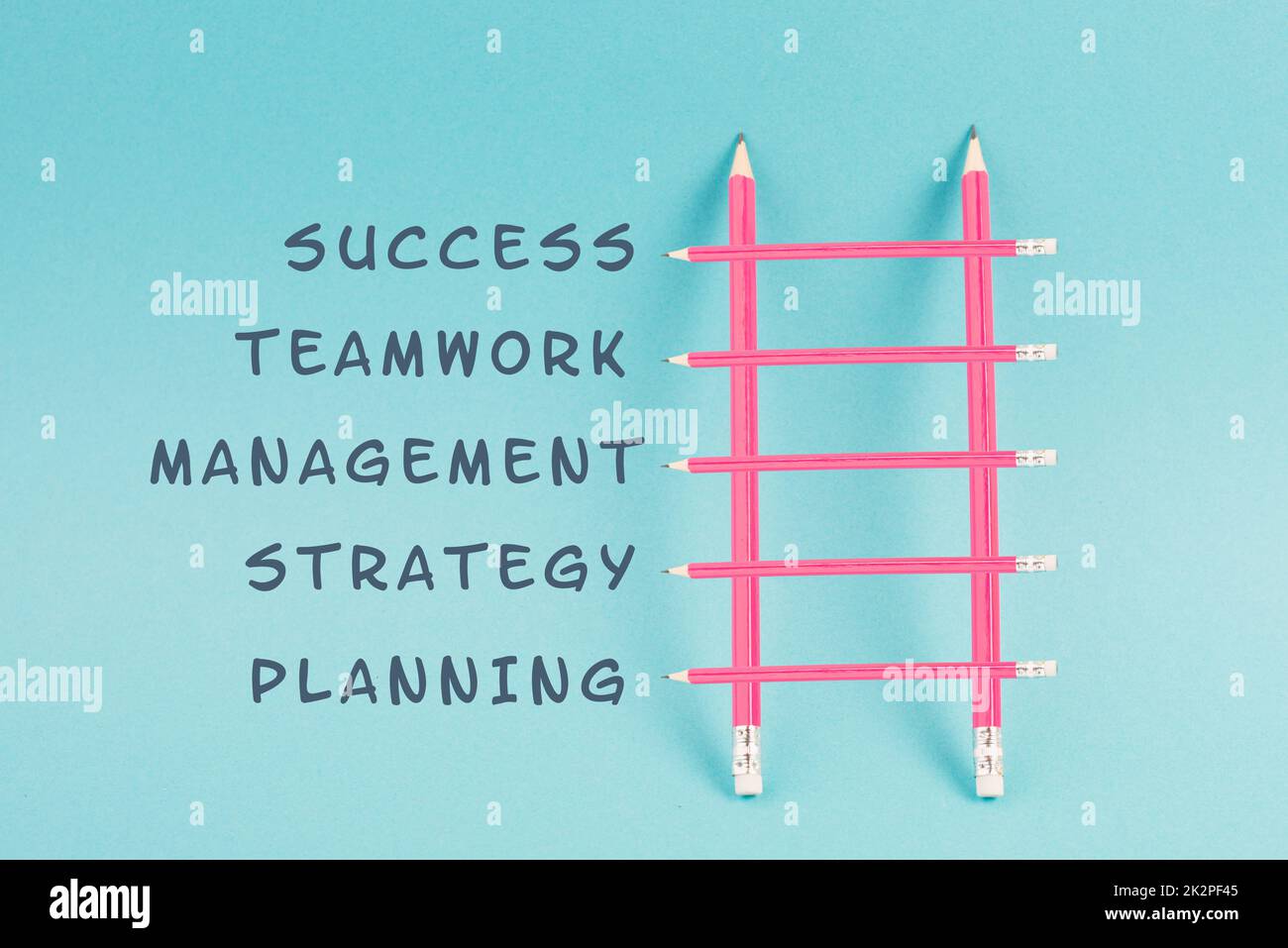 Échelle de succès construire avec des crayons, la planification d'une stratégie, le travail d'équipe pour la réussite étape par étape concept, les progrès dans les affaires et l'éducation, ont un but Banque D'Images