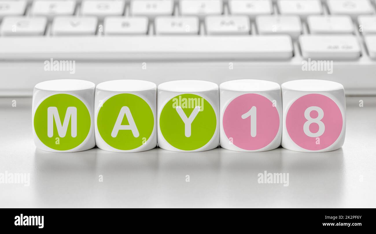 Lettre dés devant un clavier - Mai 18 Banque D'Images