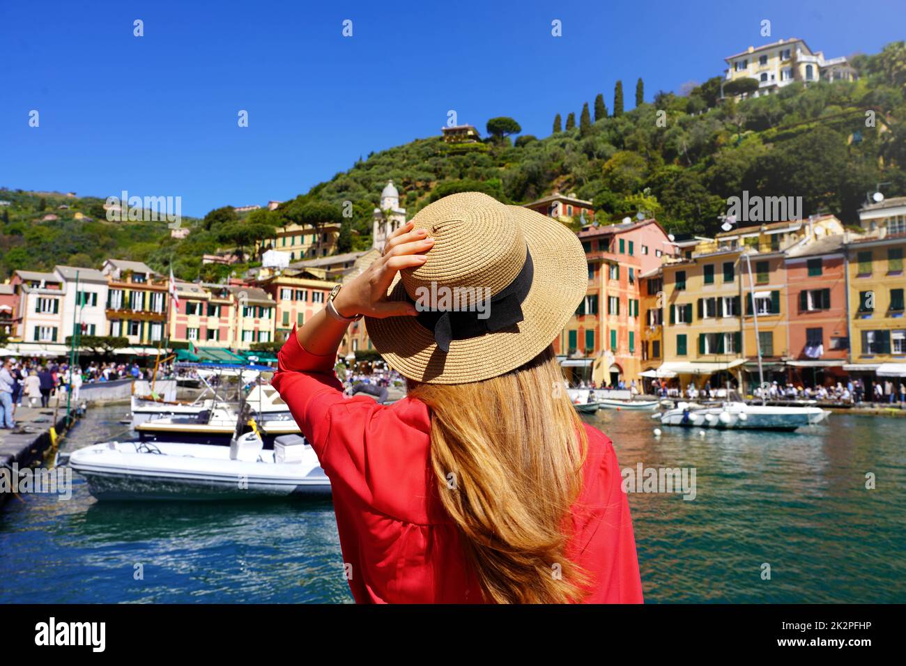 Vacances à Portofino. Vue arrière de la belle fille de mode appréciant la vue de Portofino pittoresque village coloré sur la Riviera italienne. Vacances d'été en Italie. Banque D'Images