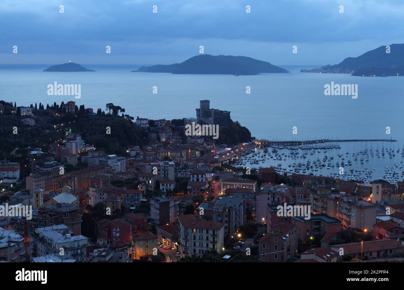 Paysage marin nocturne avec lumières chaudes sur le golf de Poeti avec Lerici et Portovenere en Ligurie, Italie Banque D'Images