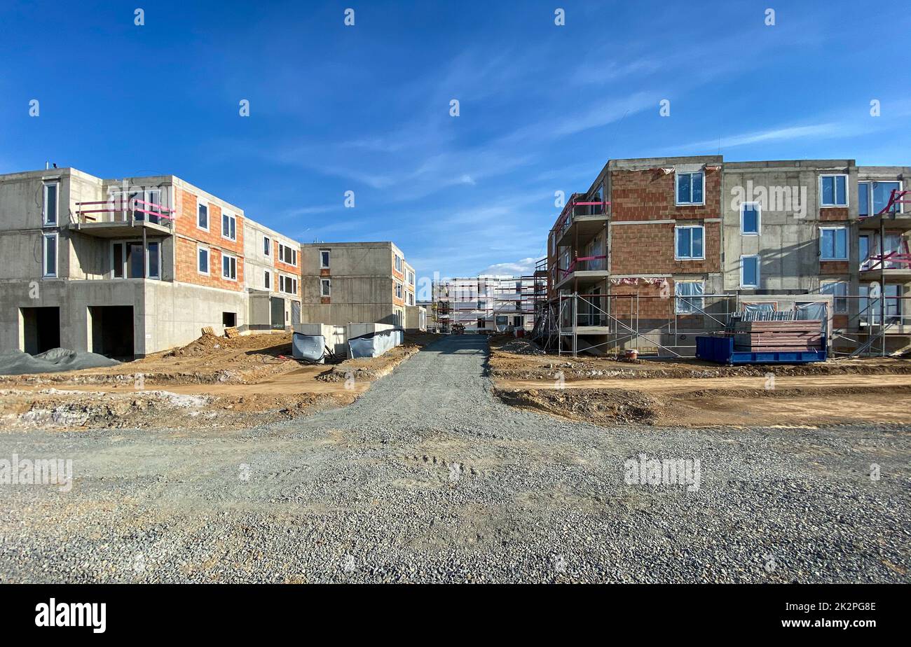 Immeuble moderne et neuf. Multisttoried moderne, nouveau et élégant bloc de vie des appartements. DOF sélectif, concentrez-vous sur l'herbe avec des bâtiments flous en arrière-plan (grand espace de copie) Banque D'Images
