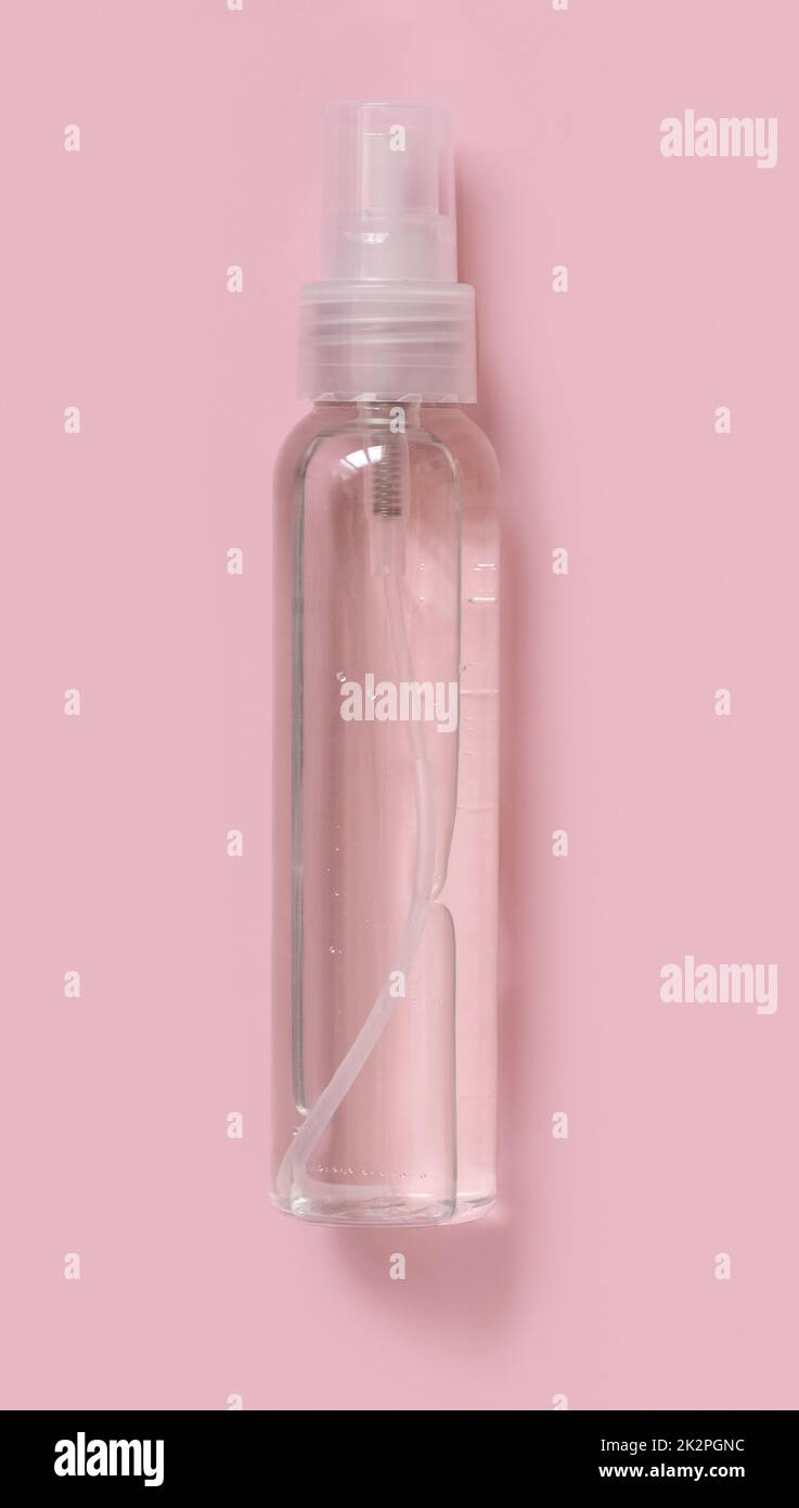Cosmétique maison dans une bouteille en plastique, vue de dessus rose clair. Maquette d'emballage de marque Banque D'Images