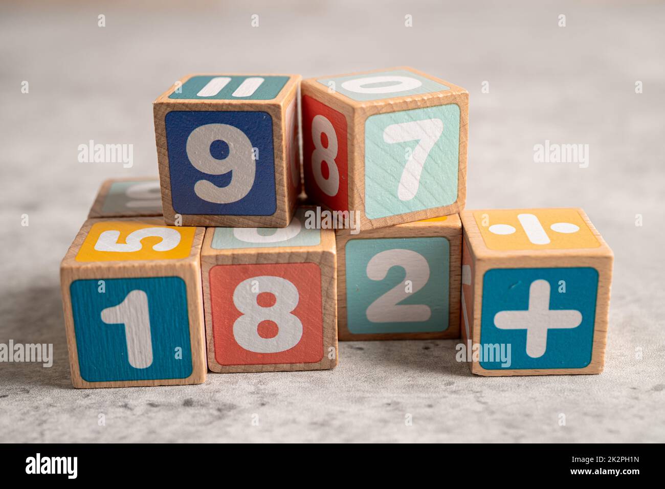 Numéro de mathématiques coloré sur fond blanc, éducation étude mathématiques apprentissage enseigner concept. Banque D'Images