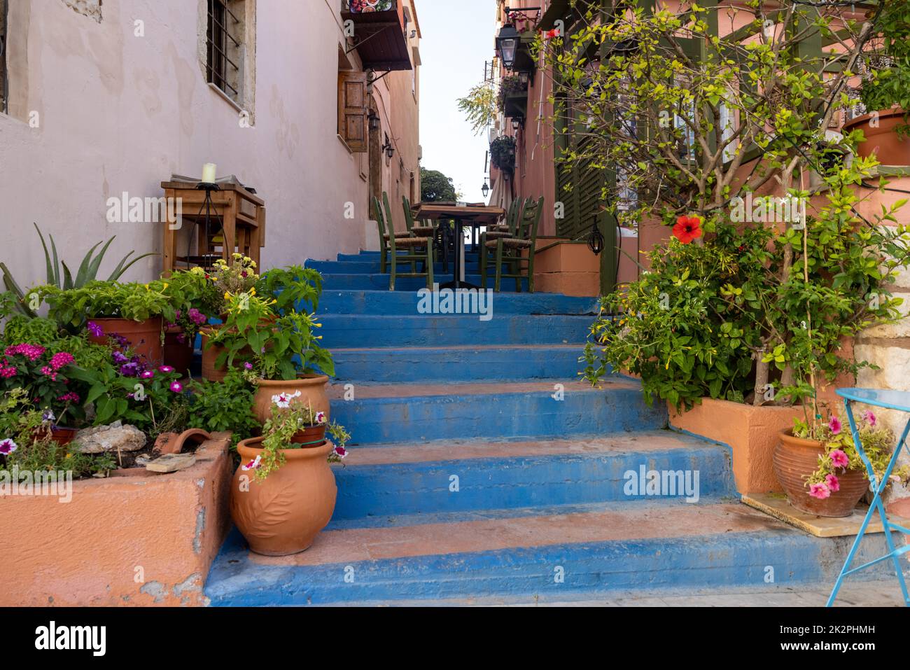 Petite rue étroite avec des escaliers bleus dans la vieille ville de Rethymnon, île de Crète, Grèce Banque D'Images