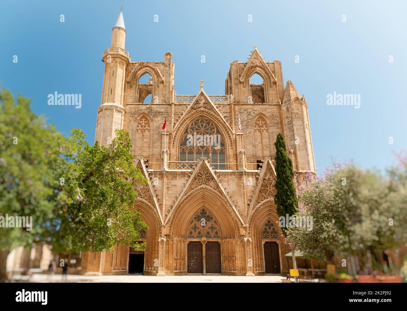 Lala Mustafa Pacha Mosquée (anciennement la cathédrale Saint-Nicolas), Famagusta, Chypre du Nord. Vue avant Banque D'Images