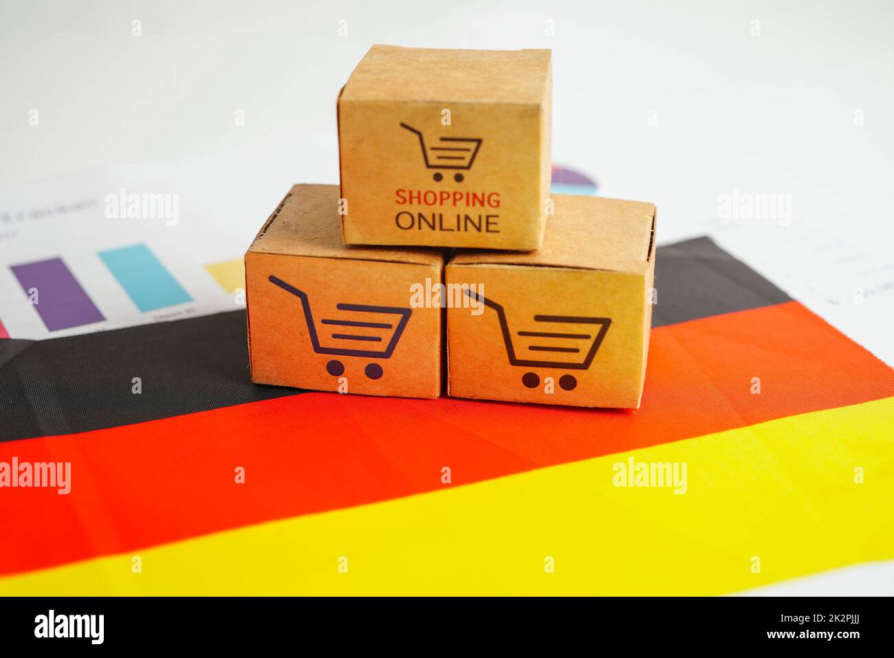 Achat en ligne, panier sur drapeau de l'Allemagne, import export, finance commerce. Banque D'Images