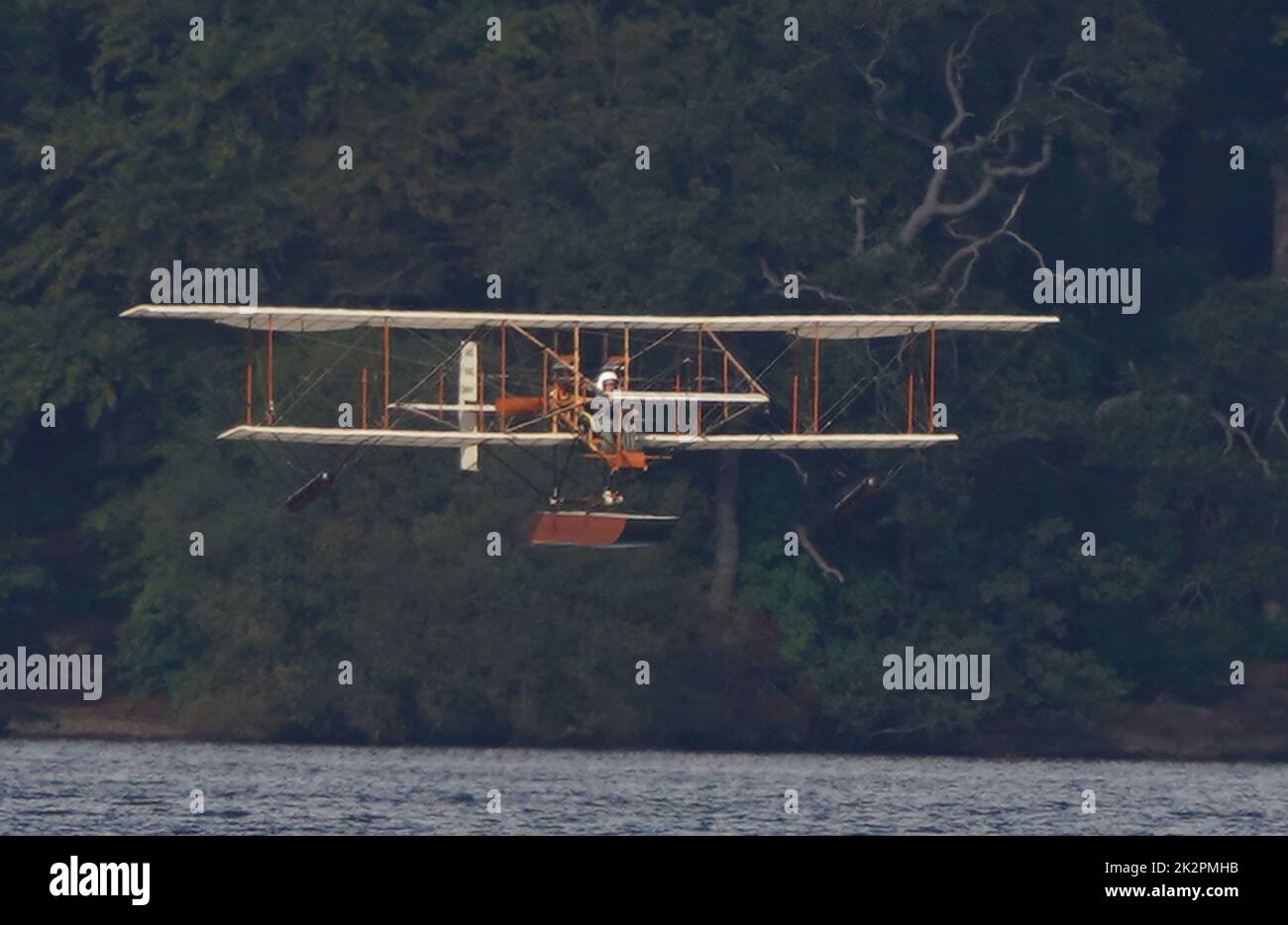 Une réplique de Waterbird, le premier hydravion du Royaume-Uni et le seul de son genre au monde, lors de son premier vol public sur le lac Windermere à Cumbria. L'événement marque le point culminant d'un projet de 13 ans visant à créer une copie exacte du Waterbird et en dehors d'un moteur moderne, il recrée fidèlement le détail de l'original de 1911 hydravion. Date de la photo: Vendredi 23 septembre 2022. La réplique a été construite en bois, bambou et fils, les mêmes matériaux utilisés pour construire l'hydravion original. L'avion de 35ft de long, a une envergure de 40ft et pèse seulement 1000lb. Il est alimenté Banque D'Images