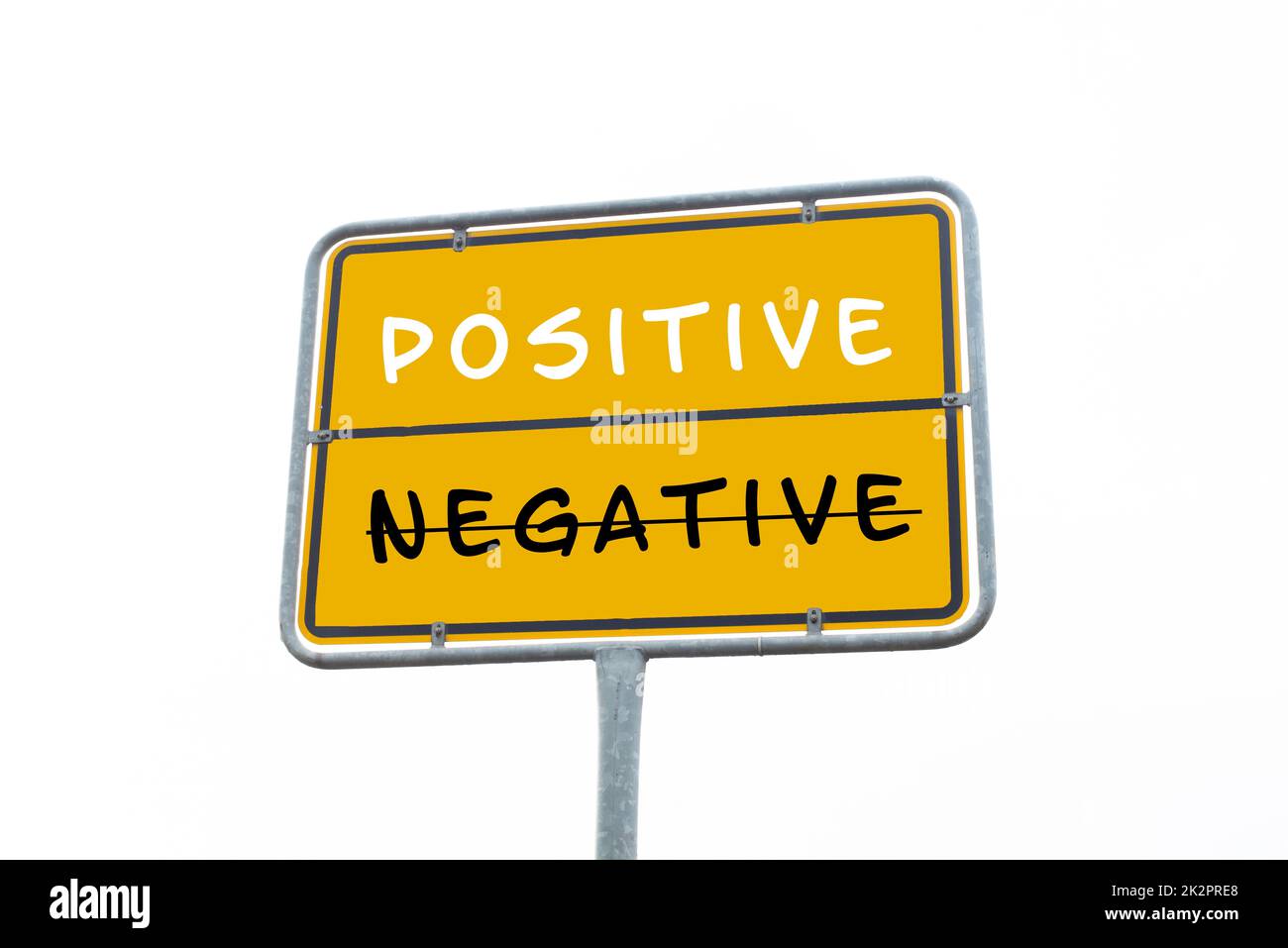 Les mots négatif et positif sont debout sur le signe, l'entreprise et la cote de service, le concept d'évaluation, le marketing, ayant un état d'esprit optimiste, la voie à suivre Banque D'Images