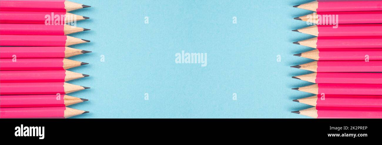 Crayons roses pour la construction du cadre, espace de copie vide dans le Middler, concept d'éducation et de bureau, retour à l'école, art et artisanat Banque D'Images