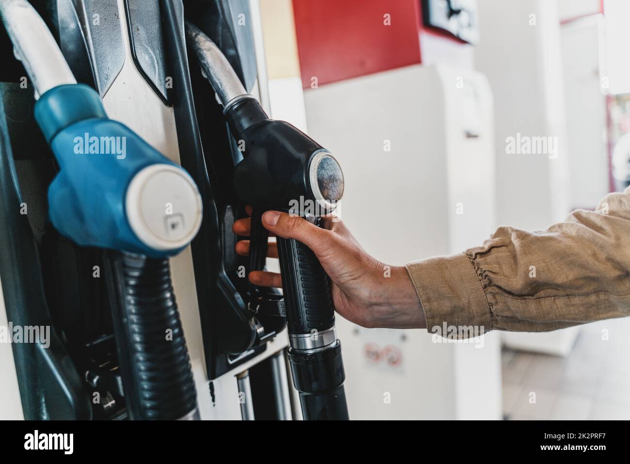 Pompe à carburant remplir un réservoir de voiture dans une station Banque D'Images