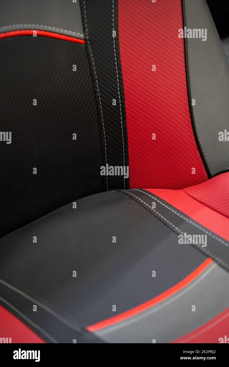 Voiture de sport avec intérieur en cuir noir et rouge Banque D'Images