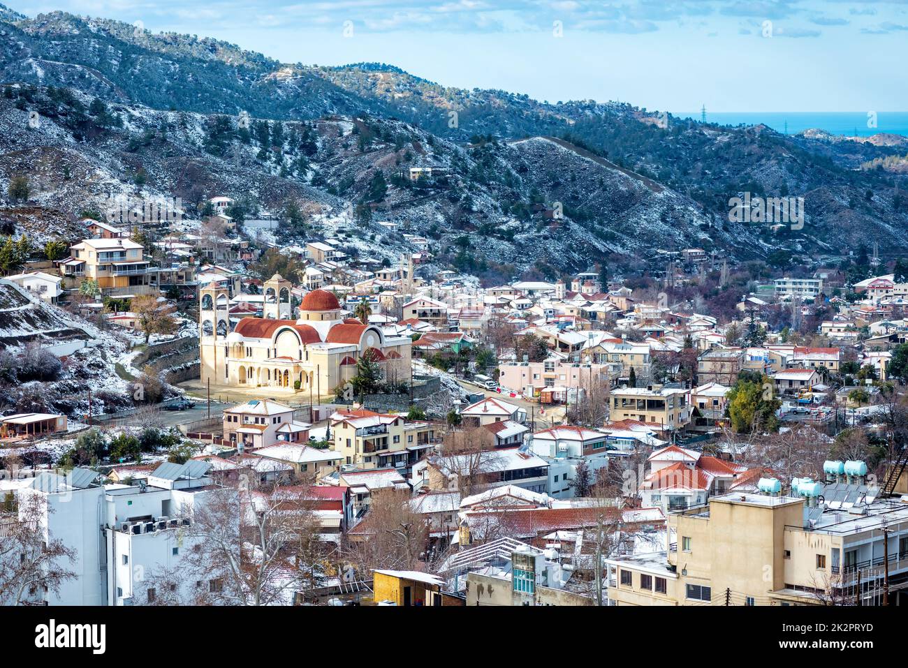 Paysage de village de montagne d'hiver. Kakopetria, district de Nicosie, Chypre Banque D'Images Paysage de village de montagne d'hiver. Kakopetria, district de Nicosie, Chypre Banque D'Images