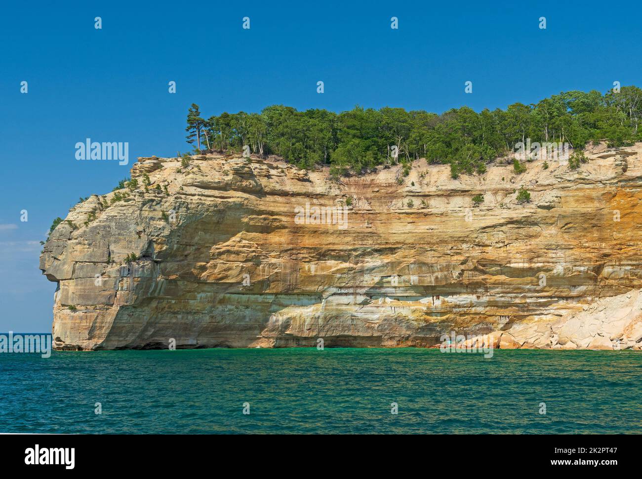 Falaises de grès massives sur le bord du lac Banque D'Images