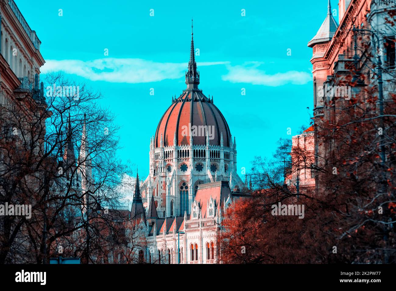 Dôme du Parlement hongrois vu d'une rue de la ville de Budapest. Budapest, Hongrie. Bleu sarcelle et orange Banque D'Images