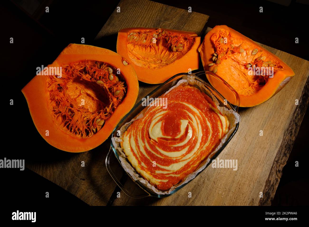 Gâteau au fromage à la tarte à la citrouille maison avec un morceau de citrouille. Dessert orange. image verticale. vue de dessus. arrière-plan en bois Banque D'Images