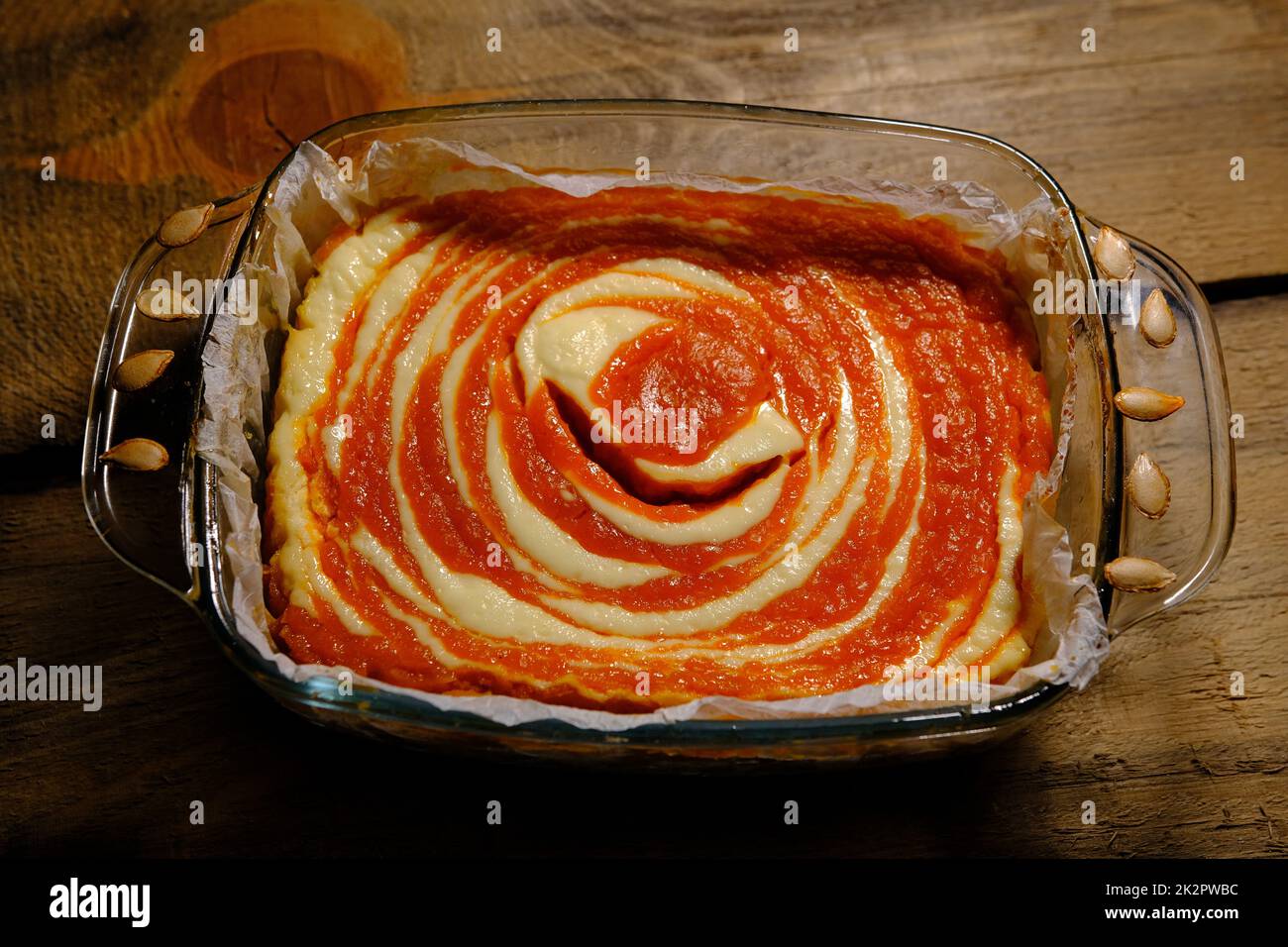 Gâteau au fromage à la tarte à la citrouille maison. Dessert orange. image verticale. vue de dessus. Banque D'Images