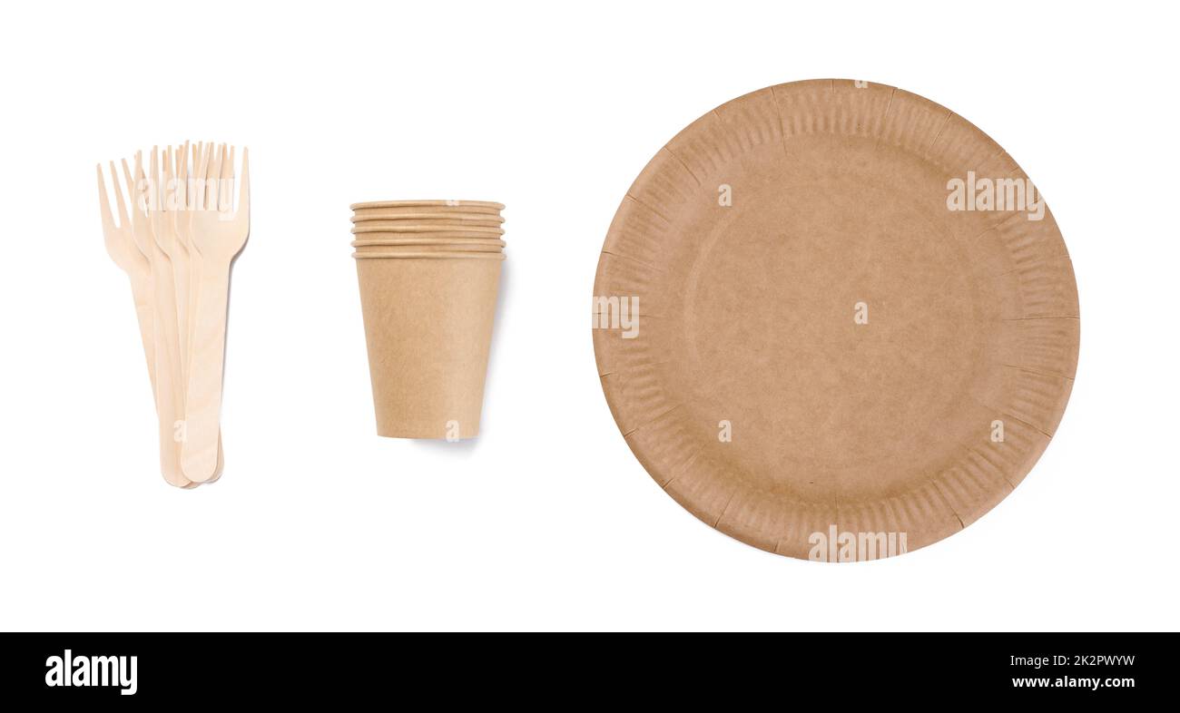 Tasses en papier marron, fourchette en bois et assiettes sur fond blanc. Déchets recyclables, rejet de plastique Banque D'Images