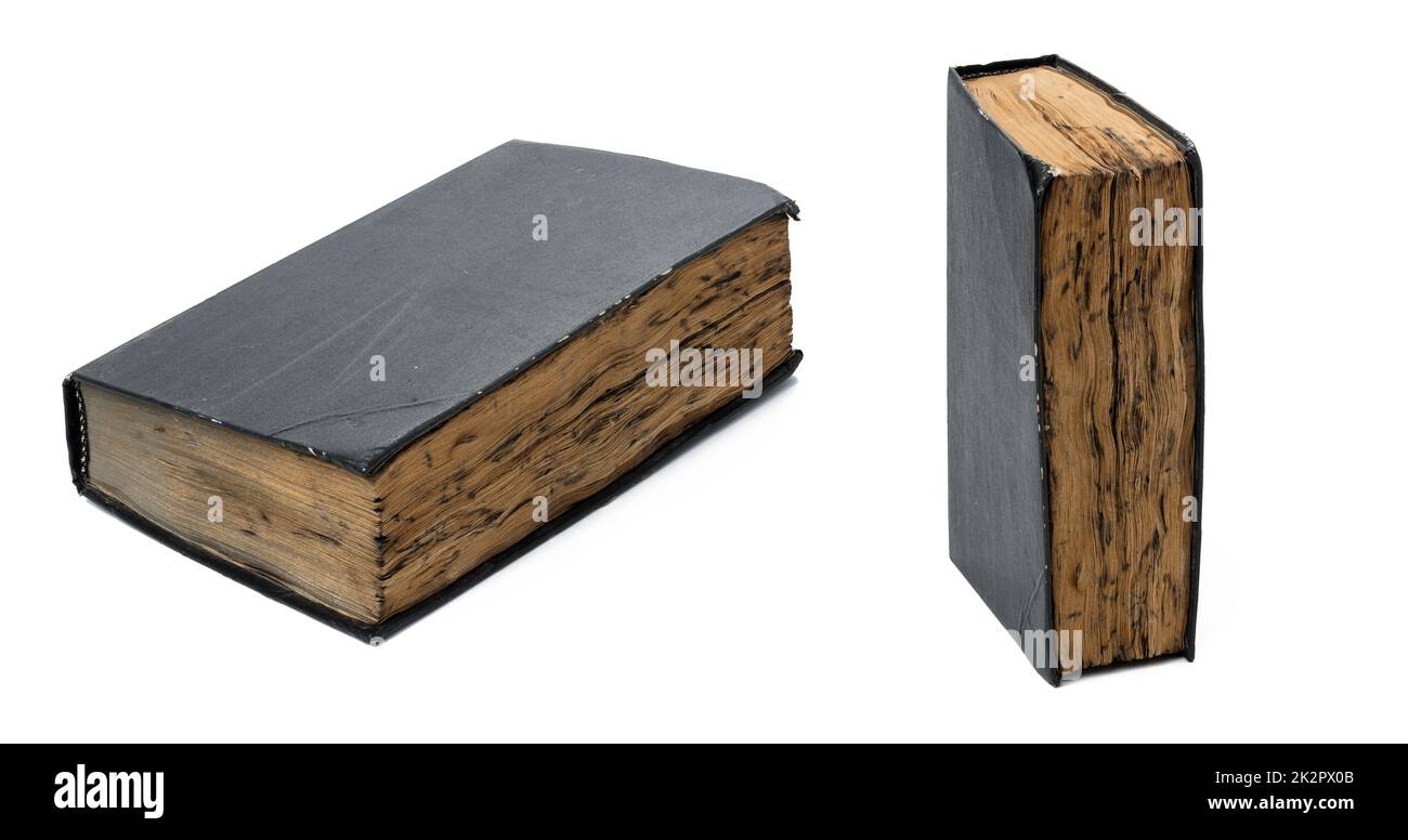 très vieux livre avec des feuilles brûlées et une couverture noire de merde sur un fond blanc isolé Banque D'Images