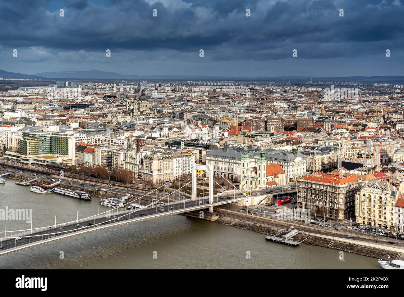 Le pont Elisabeth et le paysage urbain de Budapest ont été pris de Gellert Hill, en Hongrie Banque D'Images