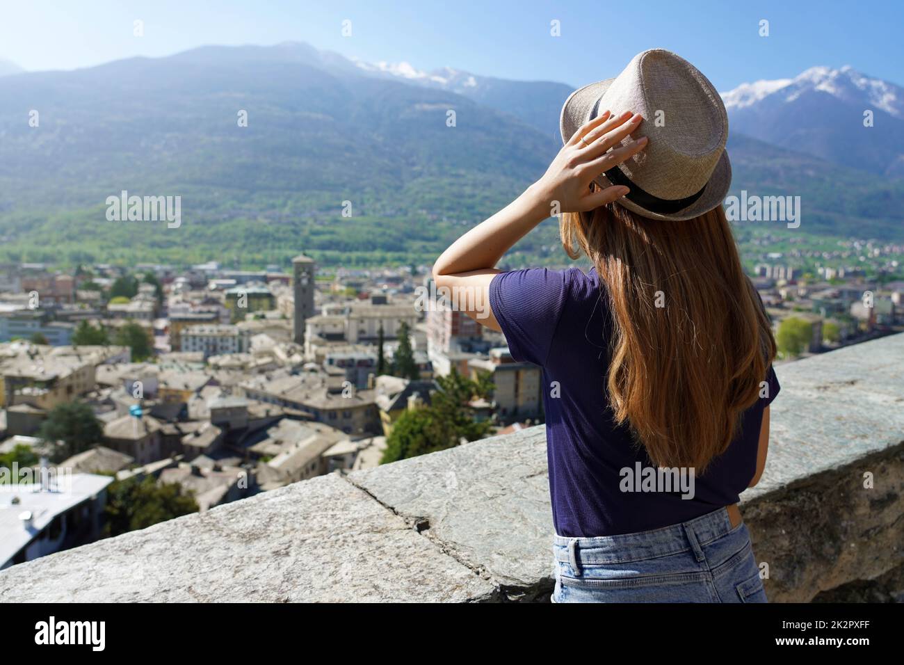Belle fille jouissant d'une vue panoramique sur la vieille ville de Sondrio, Valtellina, Italie Banque D'Images