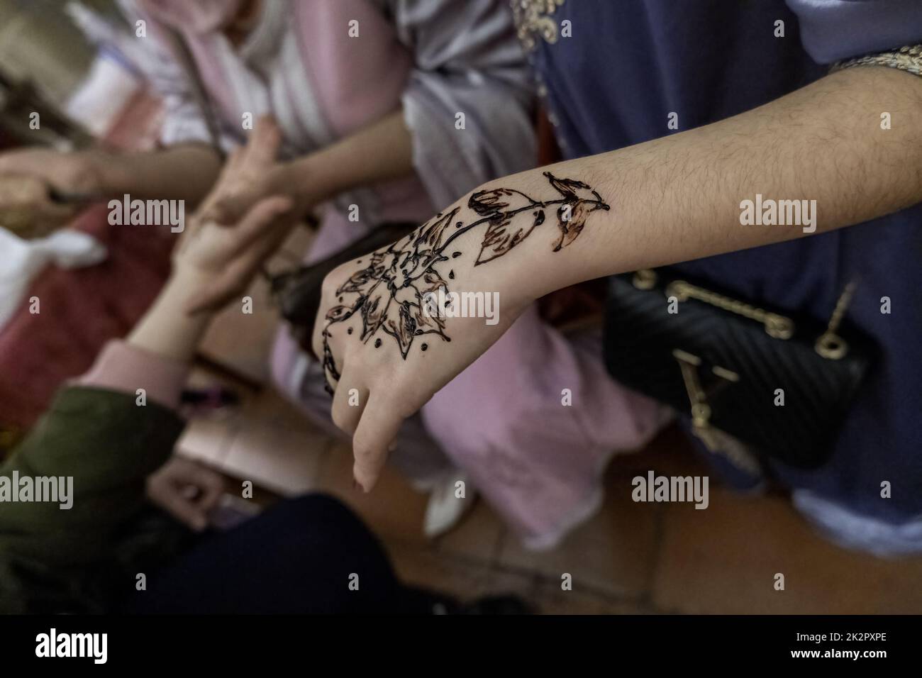 Tatouage au henné sur la main Banque D'Images