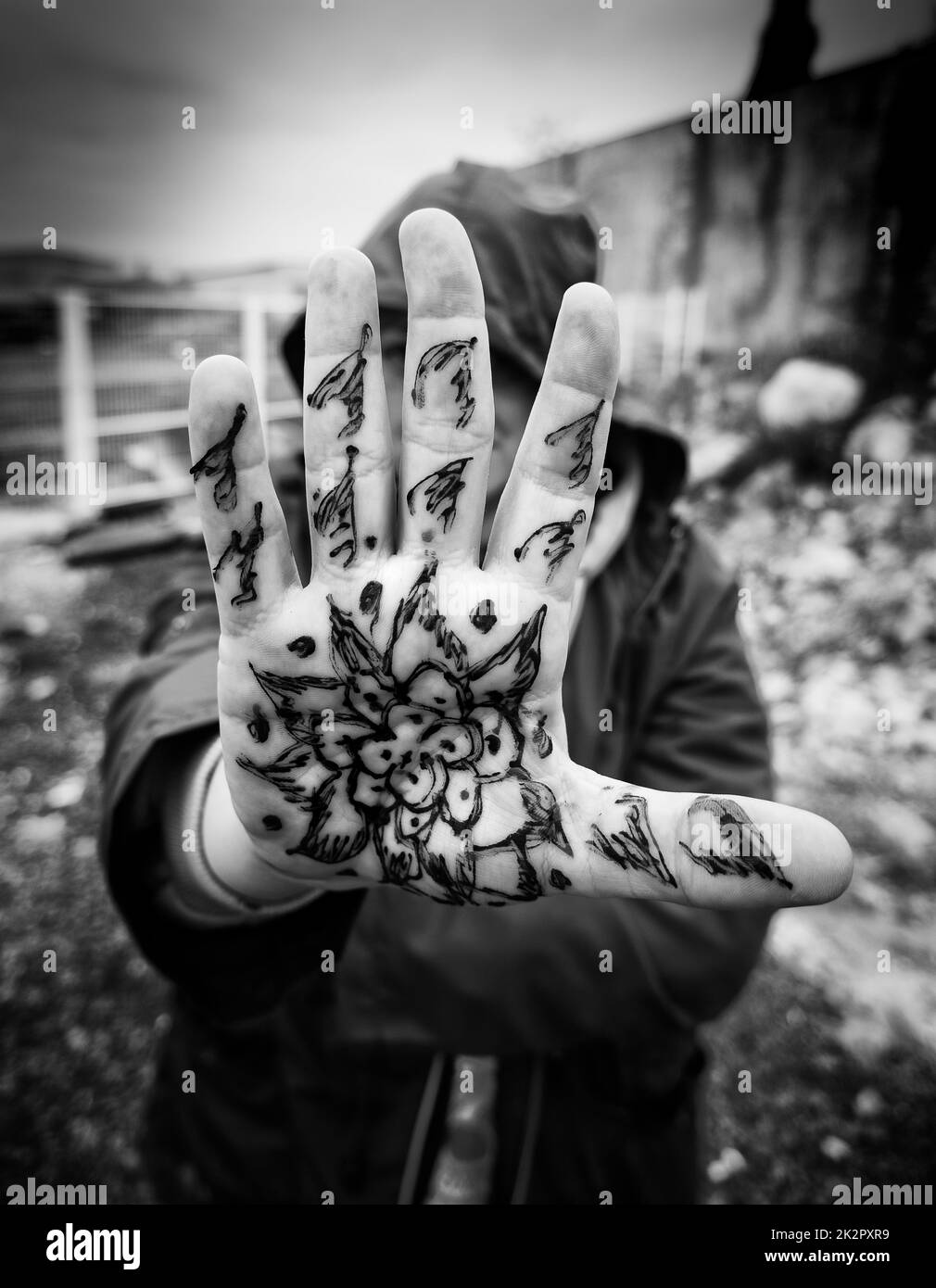 Tatouage à la main au henné Banque d'images noir et blanc - Alamy