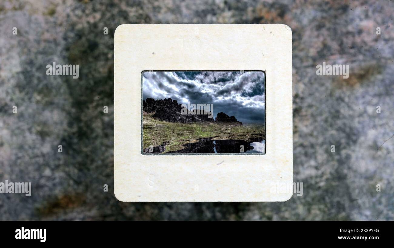 Les montagnes stupéfiantes se reflètent dans l'eau sur un film de diapositives d'époque Banque D'Images